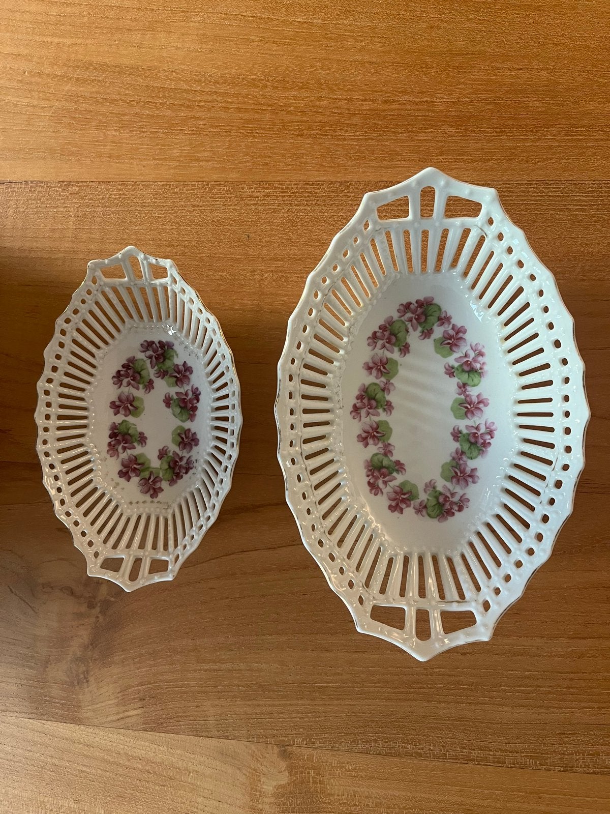 Set van 2 porseleinen schaaltjes met viooltjesdecor, Ophalen of Verzenden