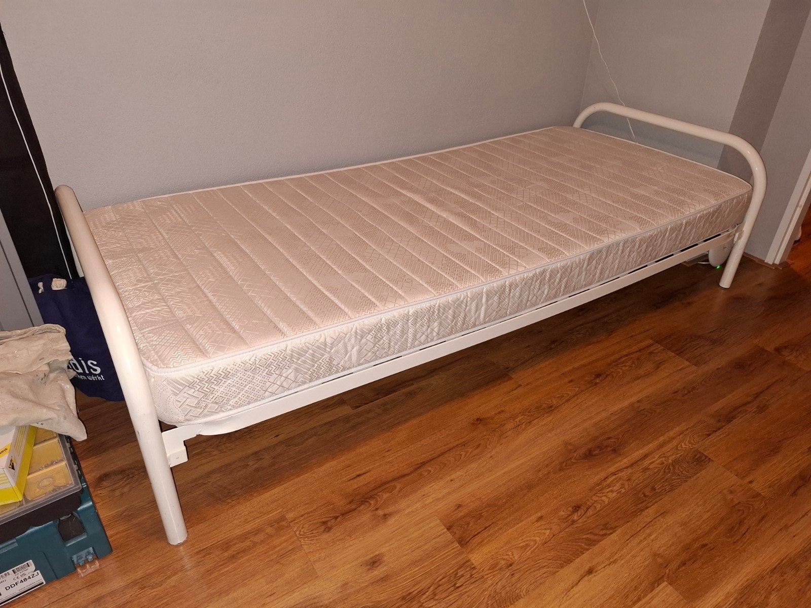 Eenpersoonsbed met matras 90x200 cm, Ophalen, Gebruikt, 90 cm, Eenpersoons