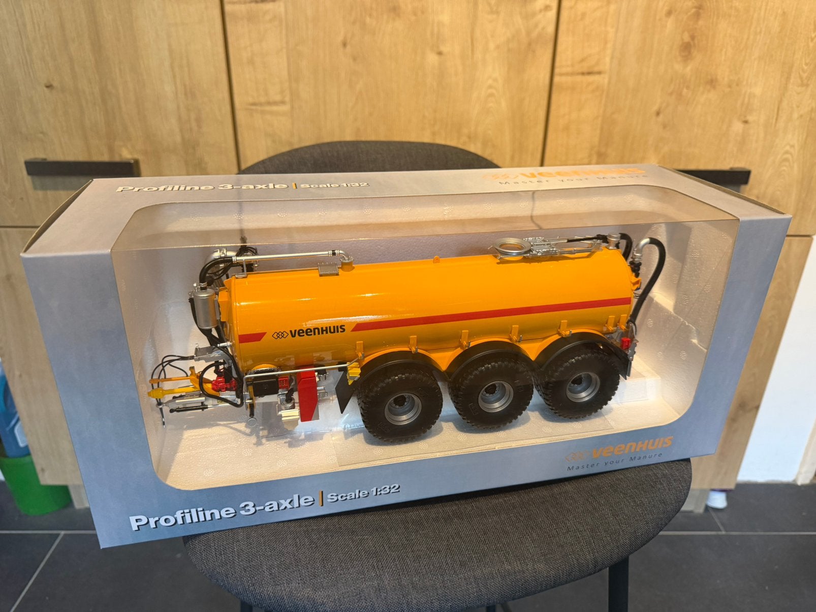 UNIVERSAL HOBBIES 6411 - VEENHUIS PROFILINE 3-AS MESTTANK, Ophalen of Verzenden, Zo goed als nieuw, Tractor of Landbouw, Universal Hobbies
