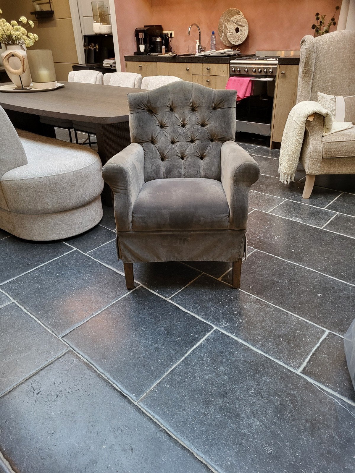 Stijlrvolle grijze fauteuils 2 stuks met gecapitonneerde rug, Ophalen, Hout, Gebruikt, Klassiek, Chesterfield-stijl