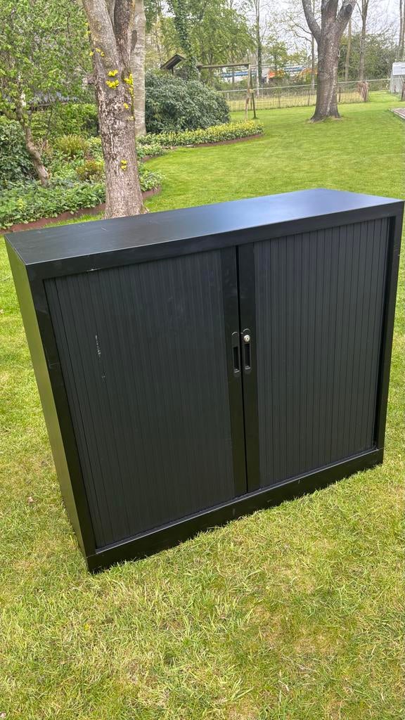 Zwart kantoorkast met roldeuren en 2 planken, Huis en Inrichting, Kasten | Roldeurkasten en Archiefkasten, Ophalen, Gebruikt, 100 tot 150 cm