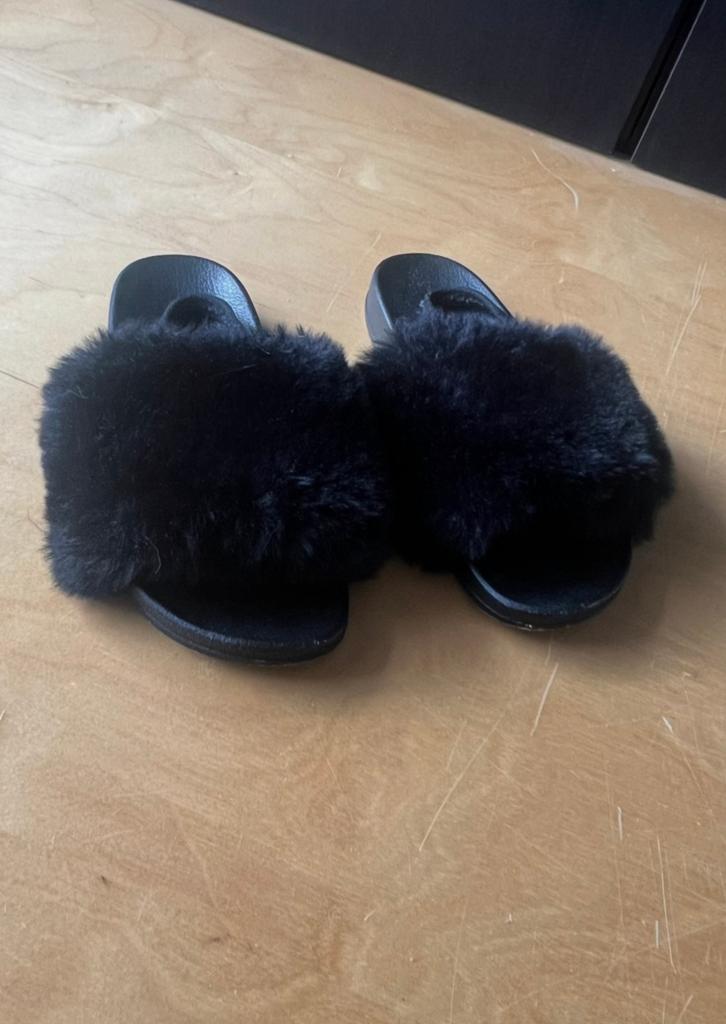 Hippe beebjes slippers maat 34 ZGAN, Meisje, Overige typen, Ophalen of Verzenden, Zo goed als nieuw