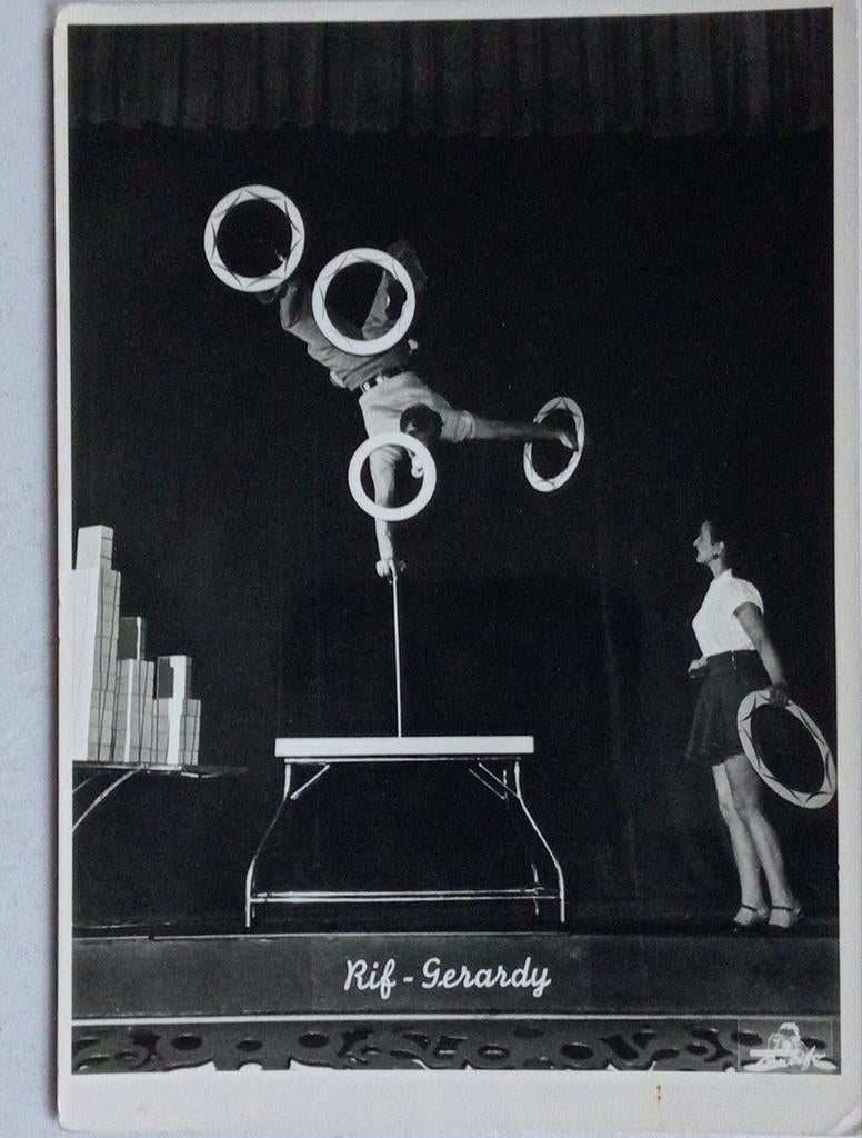 Vintage Foto: Rif-Gerardy, Acrobatiek met Hoepels, Ophalen of Verzenden, 1940 tot 1960, Gebruikt