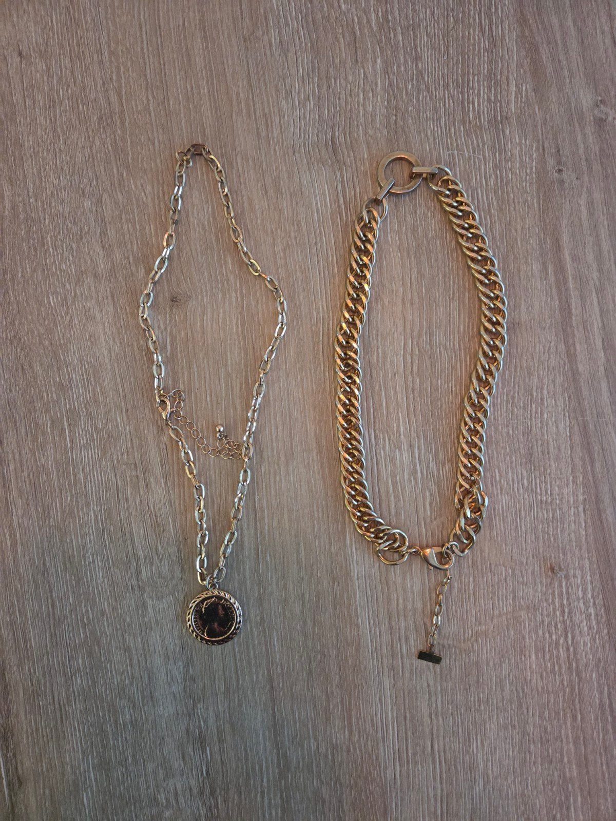 2  halskettingen. Double, Ophalen of Verzenden, Zo goed als nieuw, Goud, Overige materialen