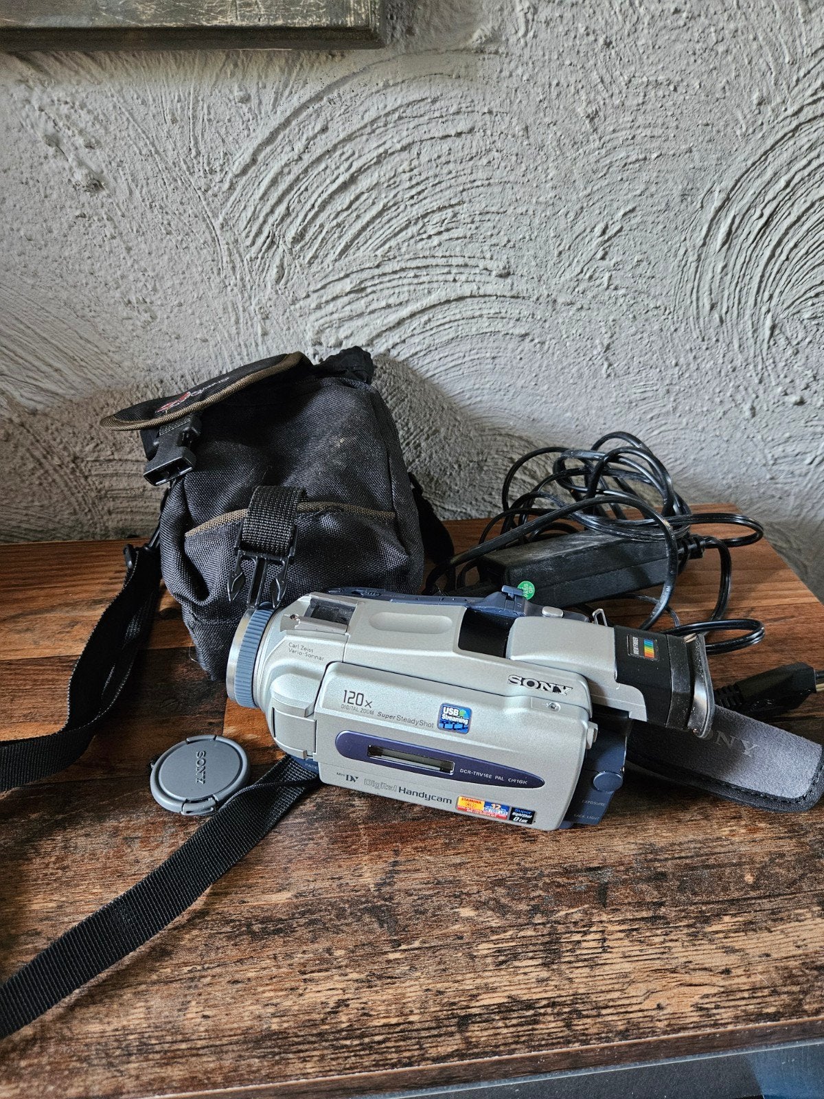 Sony DCR-TRV16E Digital Handycam met tas en lader, Gebruikt, 20x of meer, Ophalen of Verzenden, Sony
