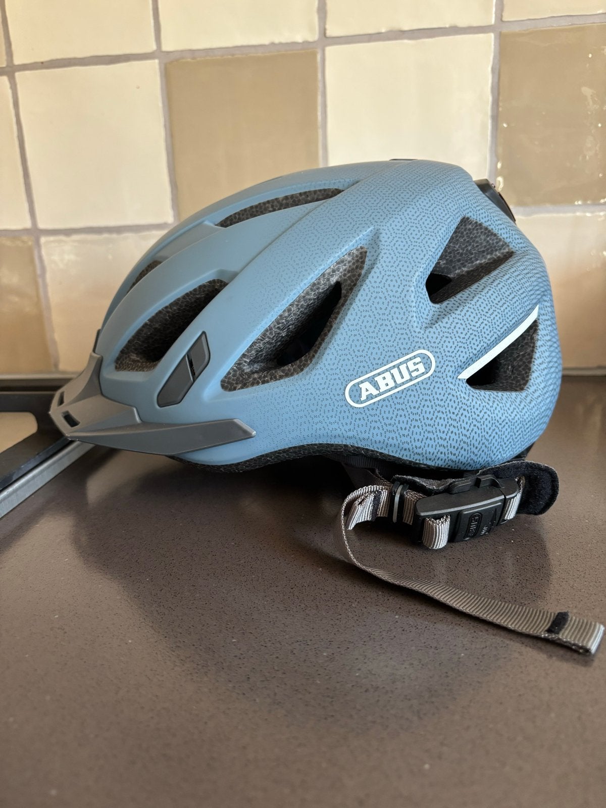 Abus fietshelm maat L (56-61cm), Fietsen en Brommers, Fietsaccessoires | Fietshelmen, Ophalen of Verzenden, Zo goed als nieuw