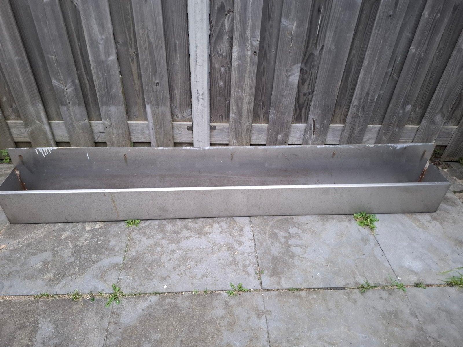 Biedt een lange, roestvrijstalen bloembak aan, perfect voor, Ophalen of Verzenden, Nieuw, Metaal, Balkon