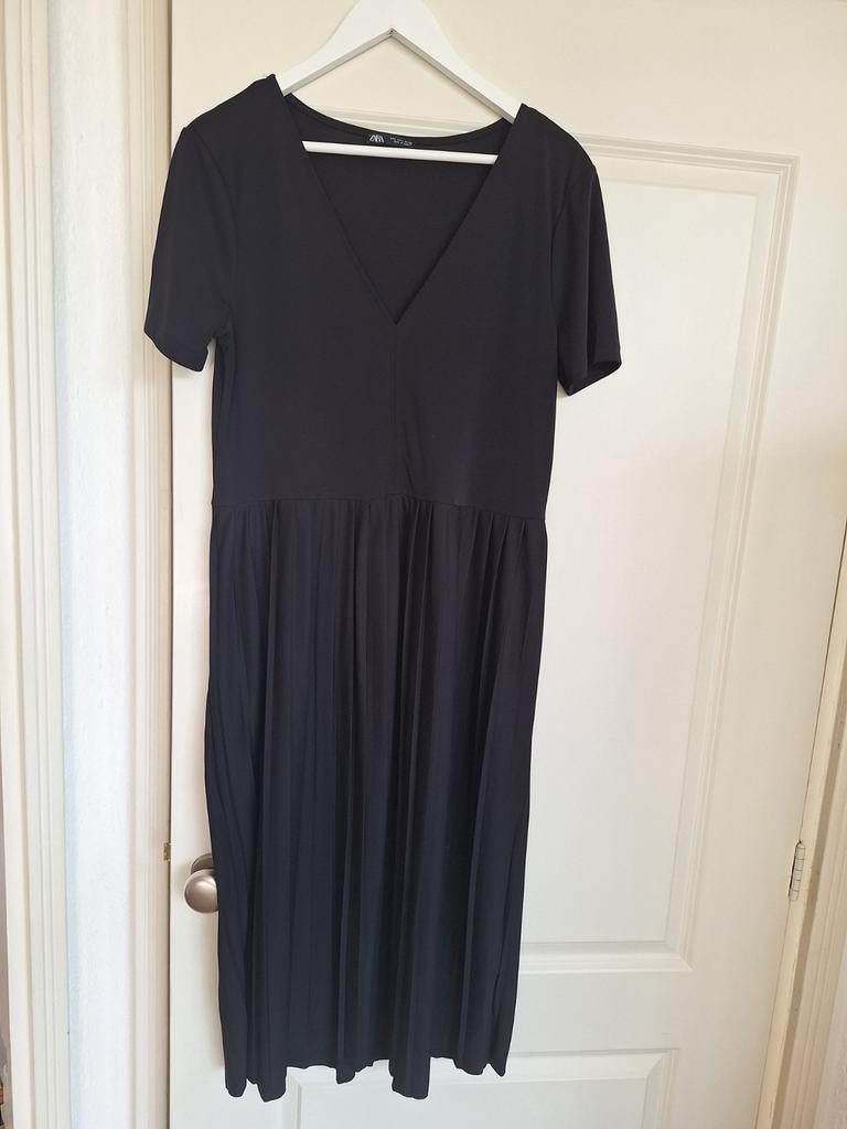 Zwarte jurk met v-hals en plissé rok - Maat L, ZARA, Zwart, Maat 42/44 (L), Ophalen of Verzenden
