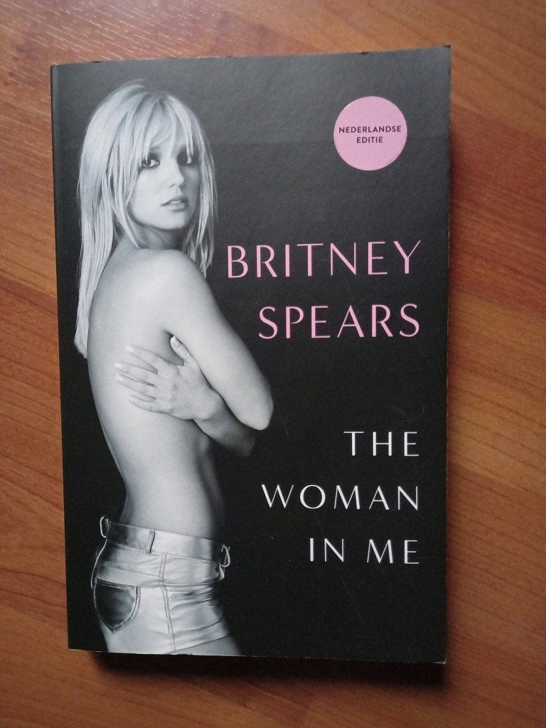 The woman in me - Britney Spears (2023), Boeken, Britney Spears, Verzenden, Zo goed als nieuw, Film, Tv en Media