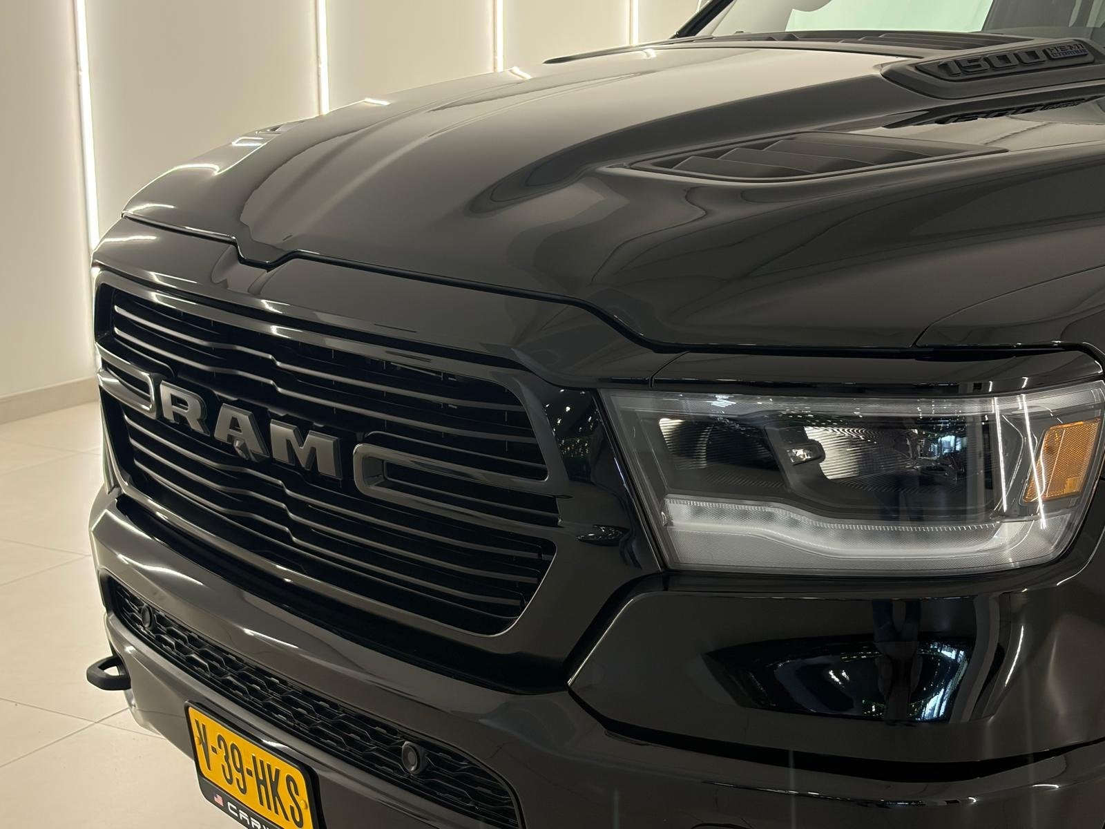 Dodge Ram 1500 5.7 V8 4x4 Laramie Night (bj 2026), Auto's, Automaat, Gebruikt, 5654 cc, Zwart