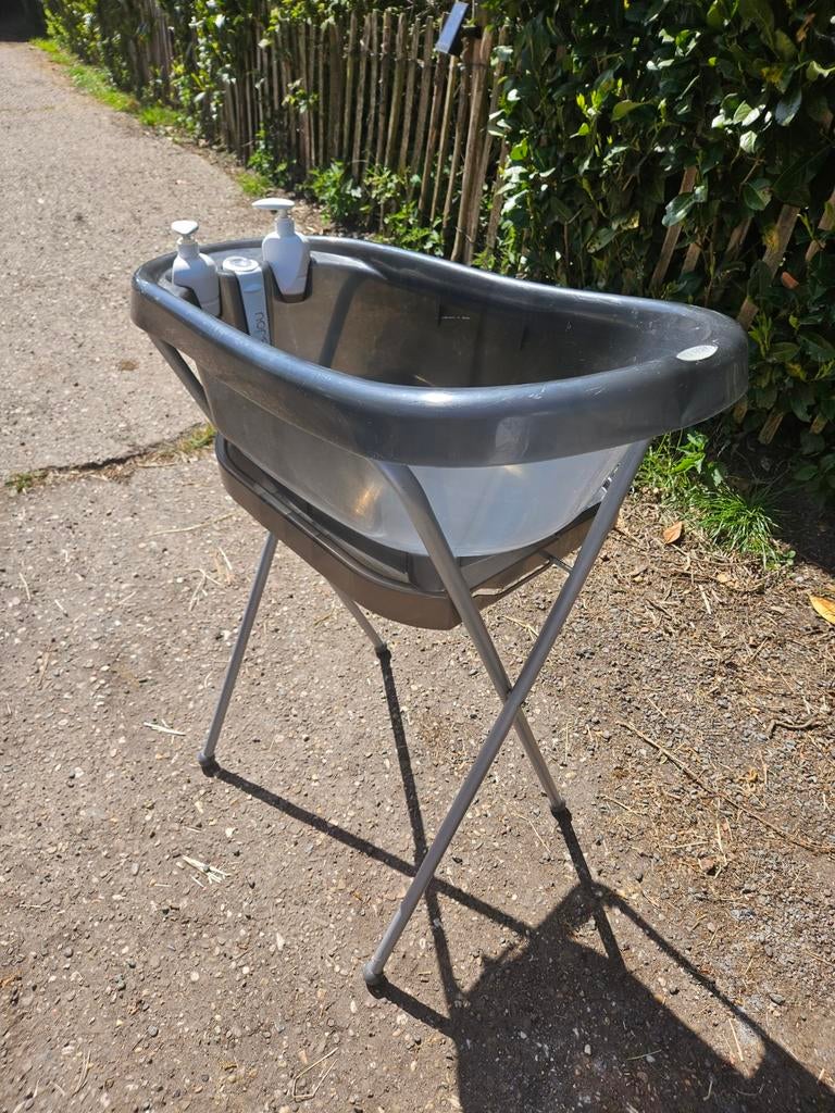 Bébé-jou babybadje met standaard en accessoires, Ophalen, Gebruikt, Badje, Bébé-jou