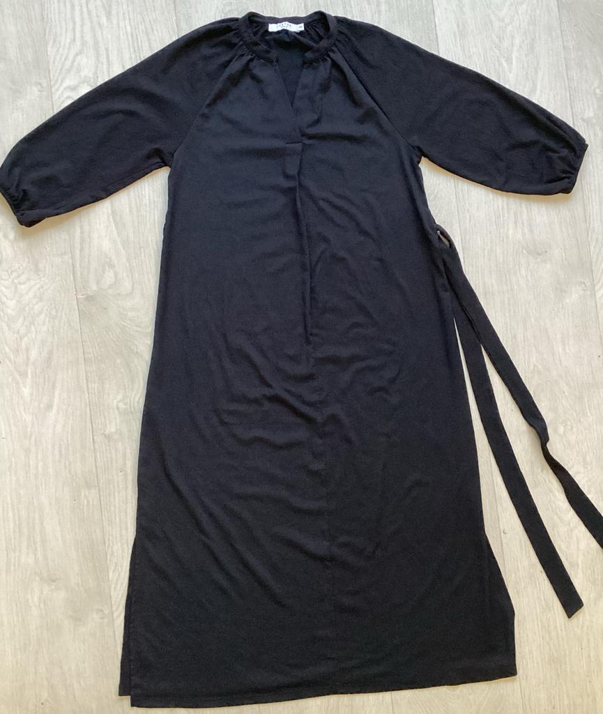 Zwarte lange jurk maat M/ L van costes met strikceintuur, Kleding | Dames, Zwart, Maat 42/44 (L), Ophalen of Verzenden, Zo goed als nieuw