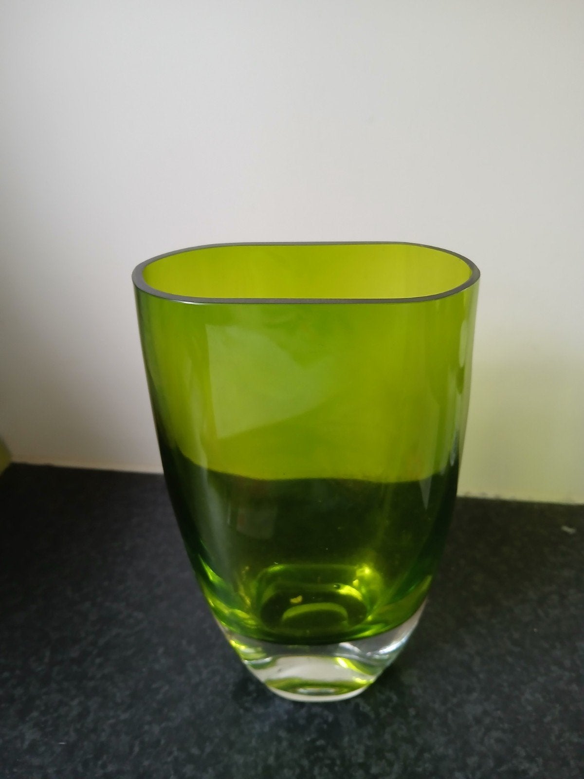 Prachtige speciale ovale felgroene vaas., Huis en Inrichting, Woonaccessoires | Vazen, Ophalen, Groen, 17 cm, Glas