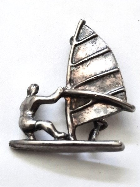 Zilverkleurige broche surfer op surfplank (7741-4489), Ophalen, Zo goed als nieuw, Zilver, Overige materialen