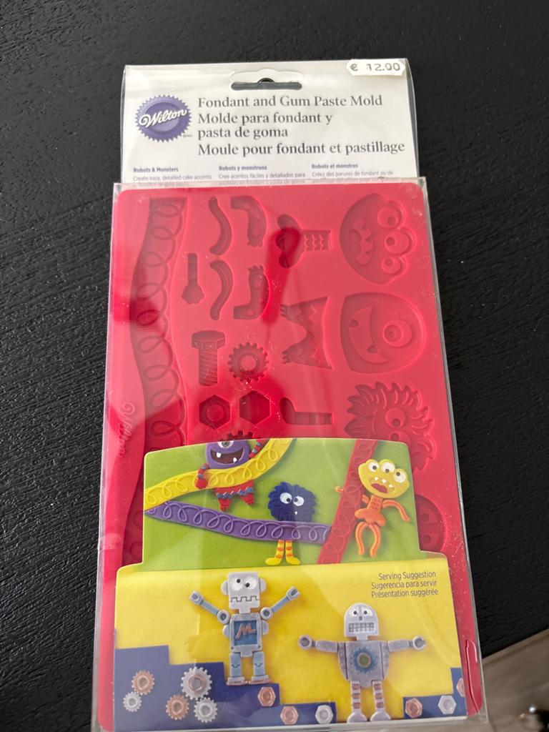 Wilton Fondant en Gum Paste Mold Robots & Monsters, Ophalen of Verzenden, Nieuw, Taarten of Cupcakes, Versiering