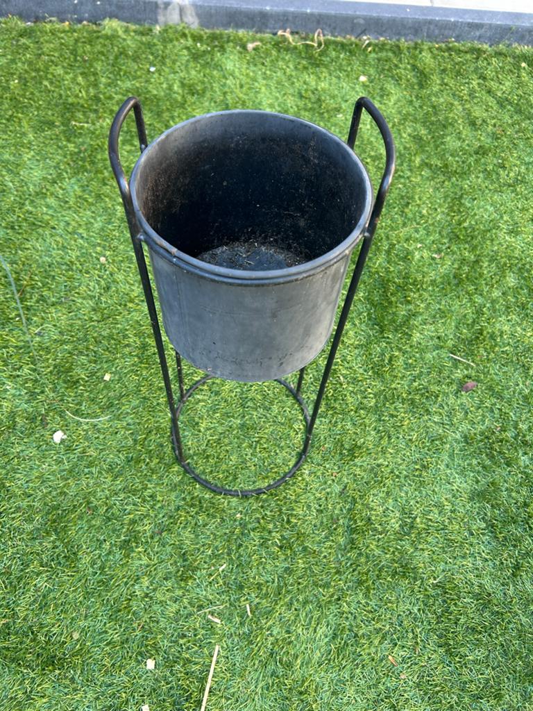 Zwarte metalen plantenbak op standaard, Tuin en Terras, Ophalen, Gebruikt, Minder dan 60 cm, Rond