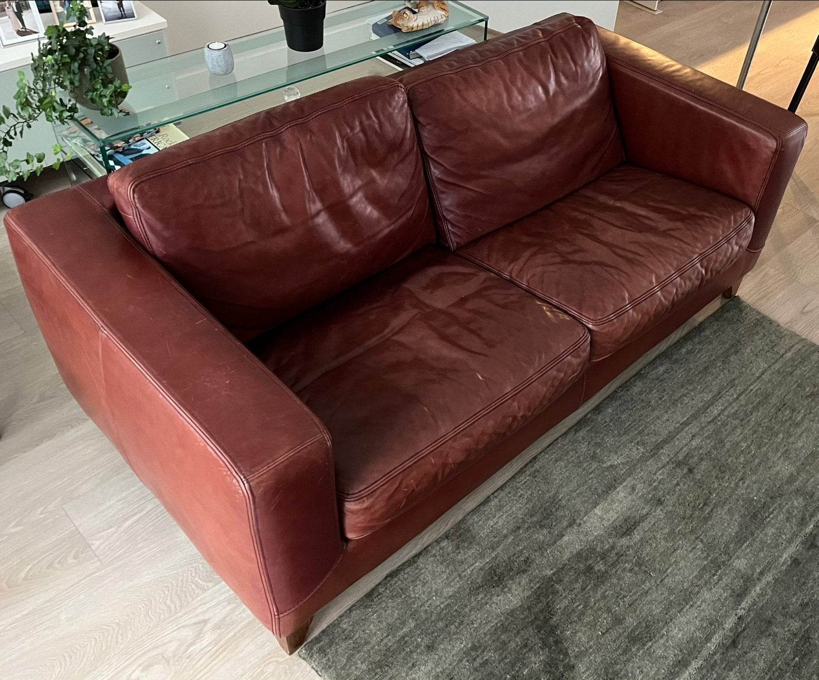 Comfortabele 2,5 zits leren bank - bordeaux rood, Huis en Inrichting, Banken | Bankstellen, Ophalen, Gebruikt, 150 tot 200 cm