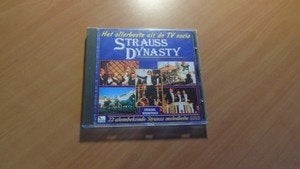 CD Strauss Dynasty - Het Allerbeste Uit De TV Serie., Cd's en Dvd's, Ophalen of Verzenden, Romantiek, Zo goed als nieuw, Orkest of Ballet