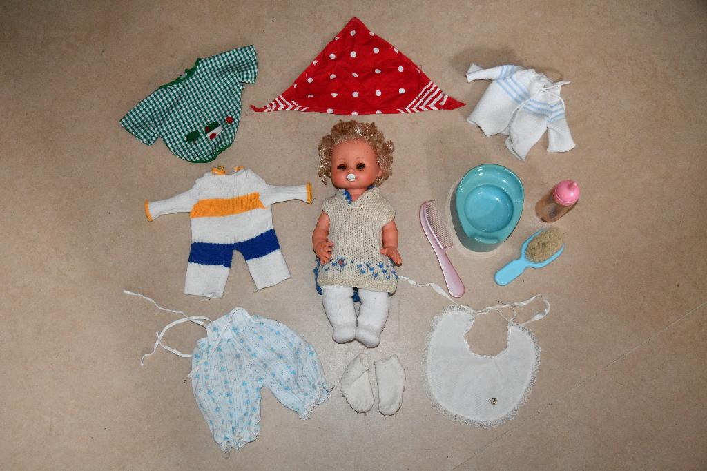 Popje 35 cm. met outfit en accessoires, Ophalen of Verzenden, Gebruikt, Babypop