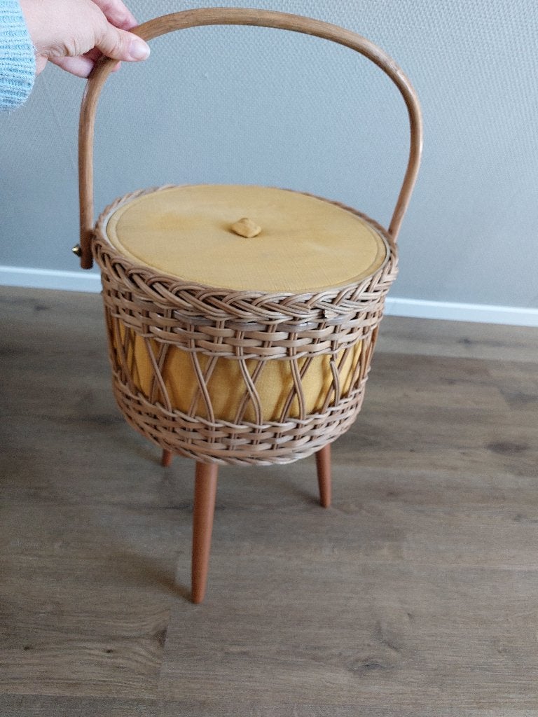 Vintage rieten naaimand op pootjes - geel, Ophalen, Gebruikt, Overige typen