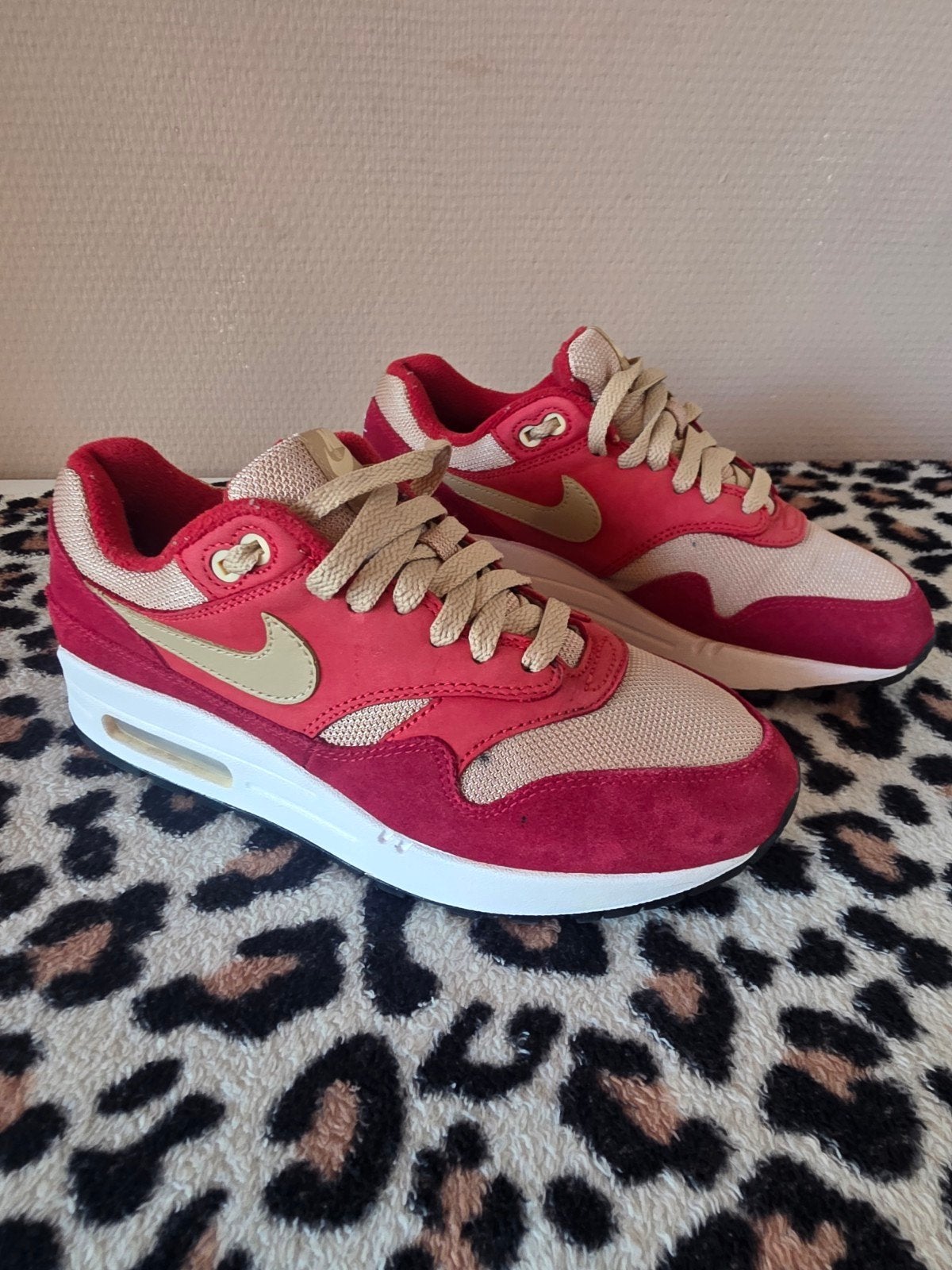Nike Air Max 1 Atmos Curry Maat 38.5 - Bijna Nieuw!, Kleding | Dames, Schoenen, Ophalen of Verzenden