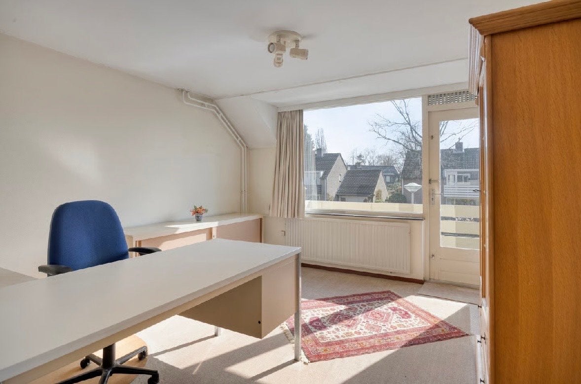 2 bureaus (hoekbureau) + lage  kantoor kast, Ophalen, Gebruikt, Met lades, Spaanplaat of MDF