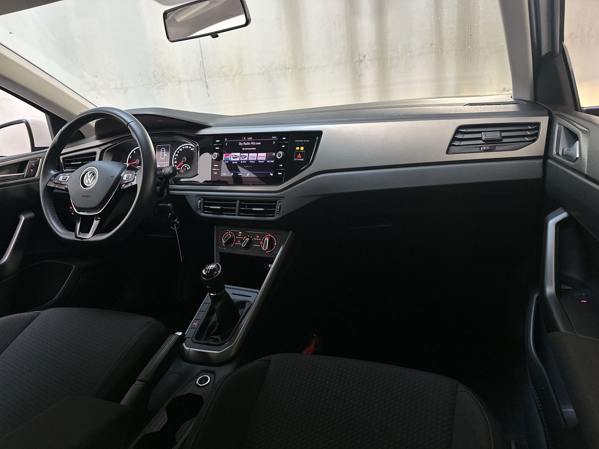 Volkswagen Polo 1.0 TSI Comfortline Parkeersensoren App-Conn, Auto's, Voorwielaandrijving, Dealer onderhouden, Gebruikt, Met garantie (alle)
