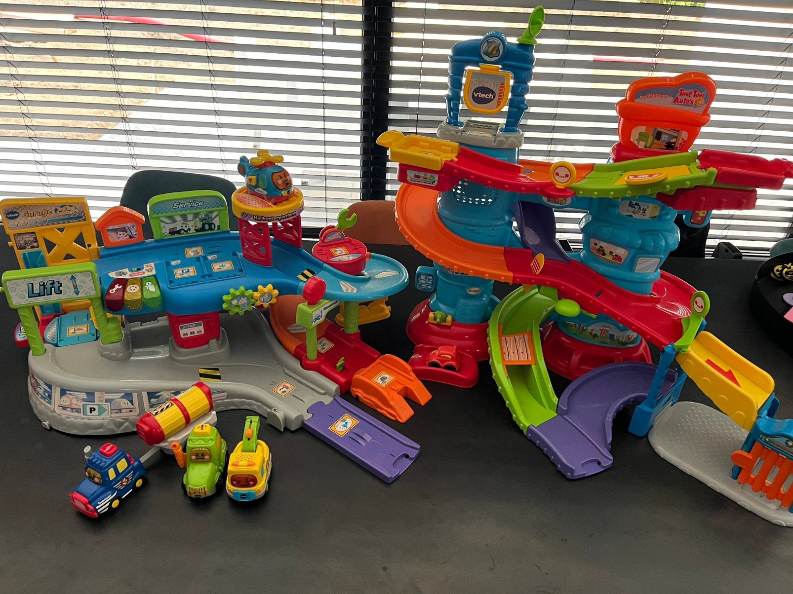 Toet toet politietoren en autogarage, Ophalen, 2 tot 4 jaar