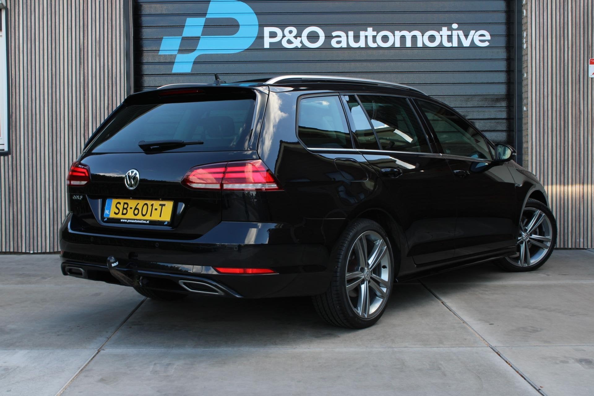 Volkswagen Golf Variant 1.0 TSI Highline Business R PANO, Gebruikt, Euro 6, Met garantie (alle), Alcantara
