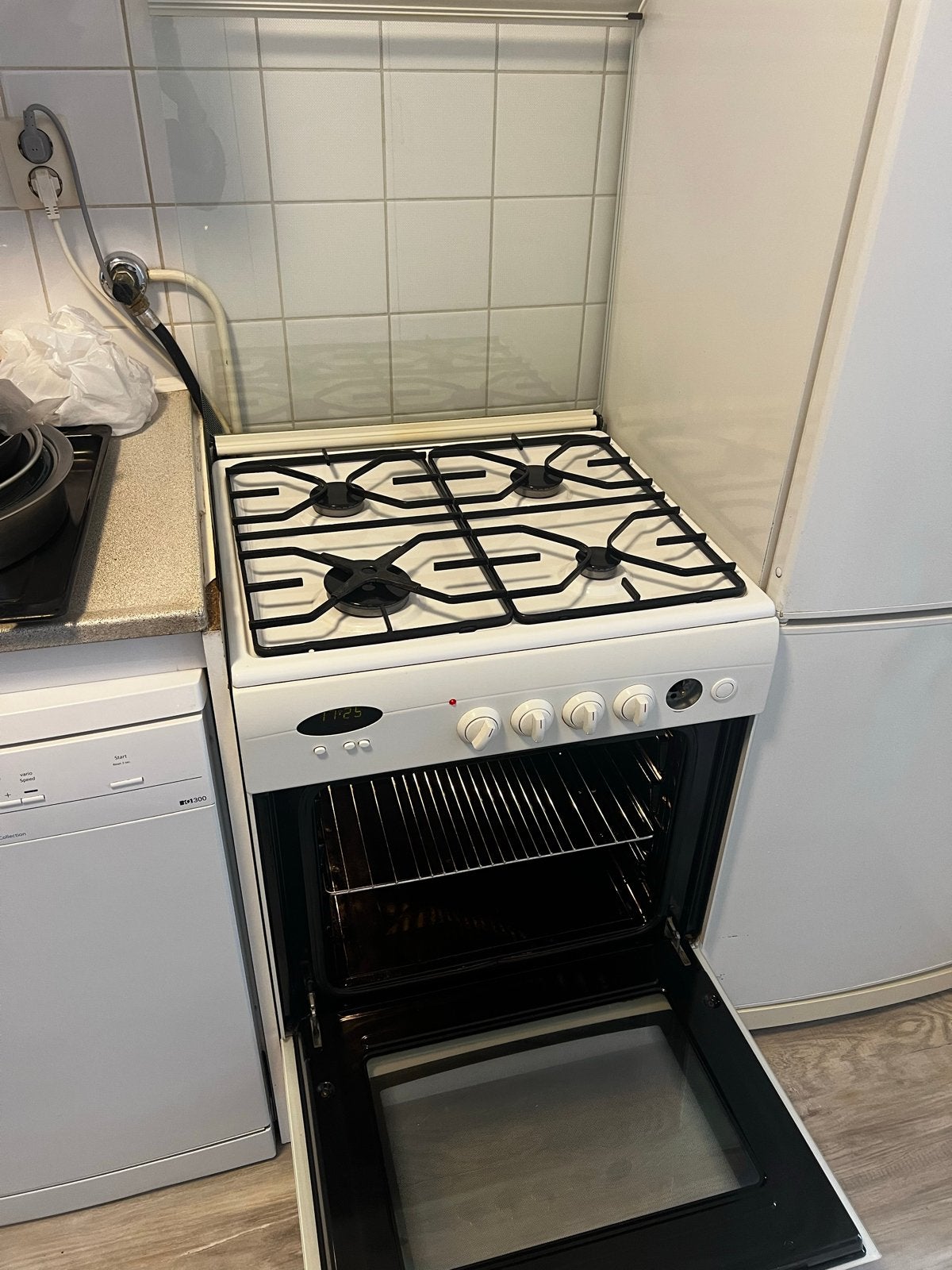 Bosch fornuis met oven - knopje kwijt, werkt perfect, Witgoed en Apparatuur, Ophalen, Gebruikt, 4 kookzones, Gas