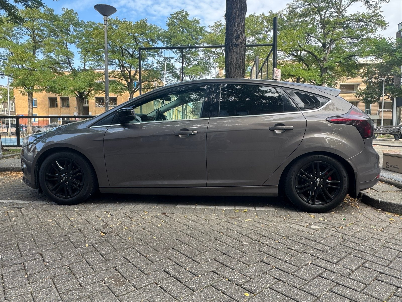 Ford Focus 1.0 EcoBoost Titanium | CarPlay | Sportief, Stof, Zwart, Bruin, 635 kg