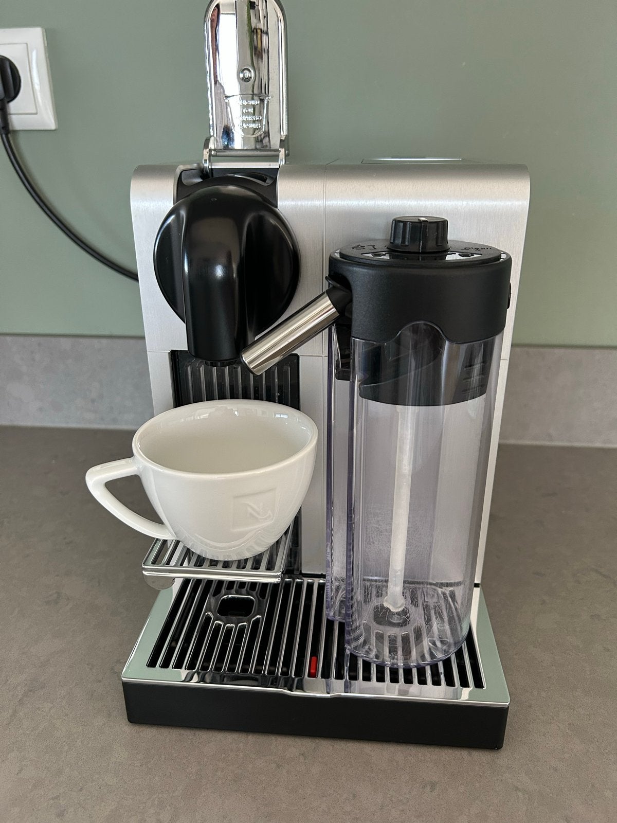 DeLonghi Nespresso Lattissima met melkopschuimer, Witgoed en Apparatuur, Koffiezetapparaten, Ophalen, Koffiepads en cups, Gebruikt