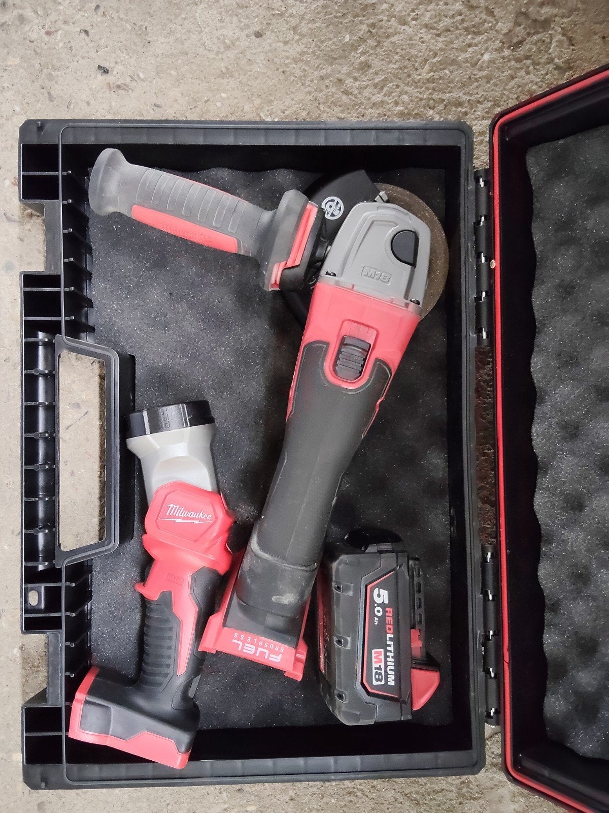 Milwaukee M18 Gereedschapset: Haakse slijper & LED lamp, Ophalen of Verzenden, Zo goed als nieuw, Info@milwaukeetool.com, Milwaukee Tool