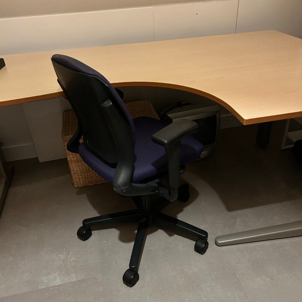 Mooi professioneel Ahrend bureau met stoel, Huis en Inrichting, Ophalen, Gebruikt, In hoogte verstelbaar, Spaanplaat of MDF