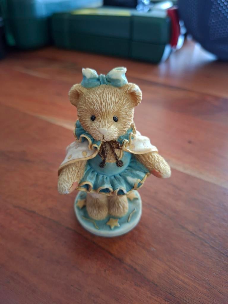 Schattig beertje beeldje in blauwe jurk, Claudia, Ophalen of Verzenden, Zo goed als nieuw, Dier