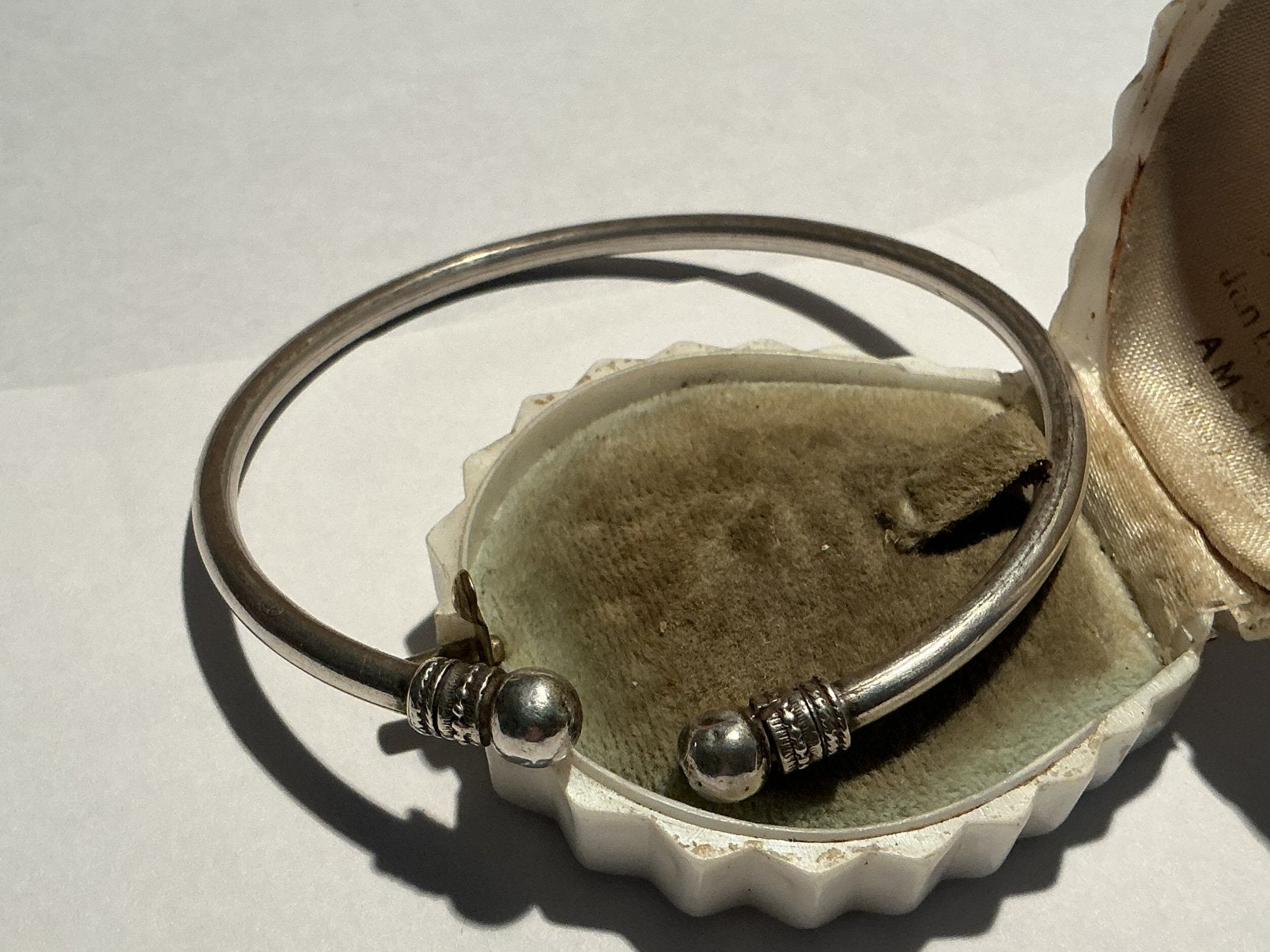 PRACHTIGE ZILVEREN KLEM ARMBAND MET BEWERKTE KNOPPEN, Verzenden, Zilver, Armband