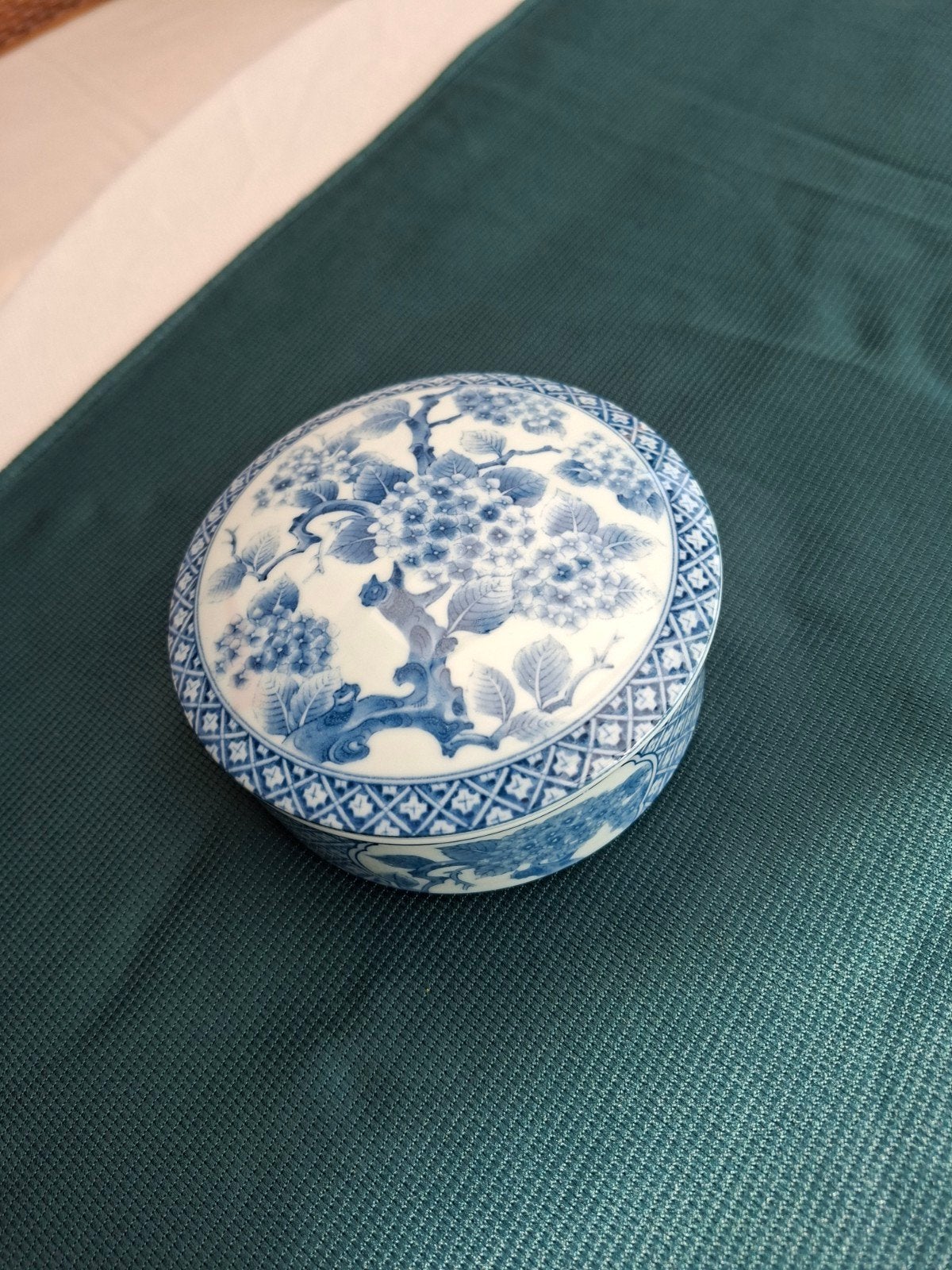 Prachtig Japans porseleinen doosje met bloemmotief, Ophalen of Verzenden