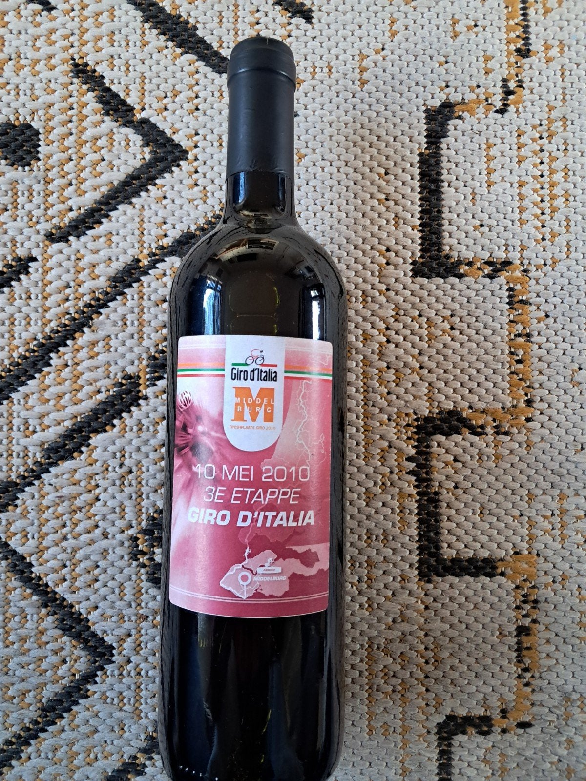 Giro d'Italia Wijnfles 2010 - Uniek Wieler Fan Item, Verzamelen, Ophalen of Verzenden, Zo goed als nieuw, Overige sporten, Overige typen