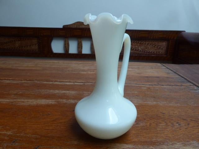 Vintage opaline vaasje in wit, 16 cm., Antiek en Kunst, Ophalen of Verzenden