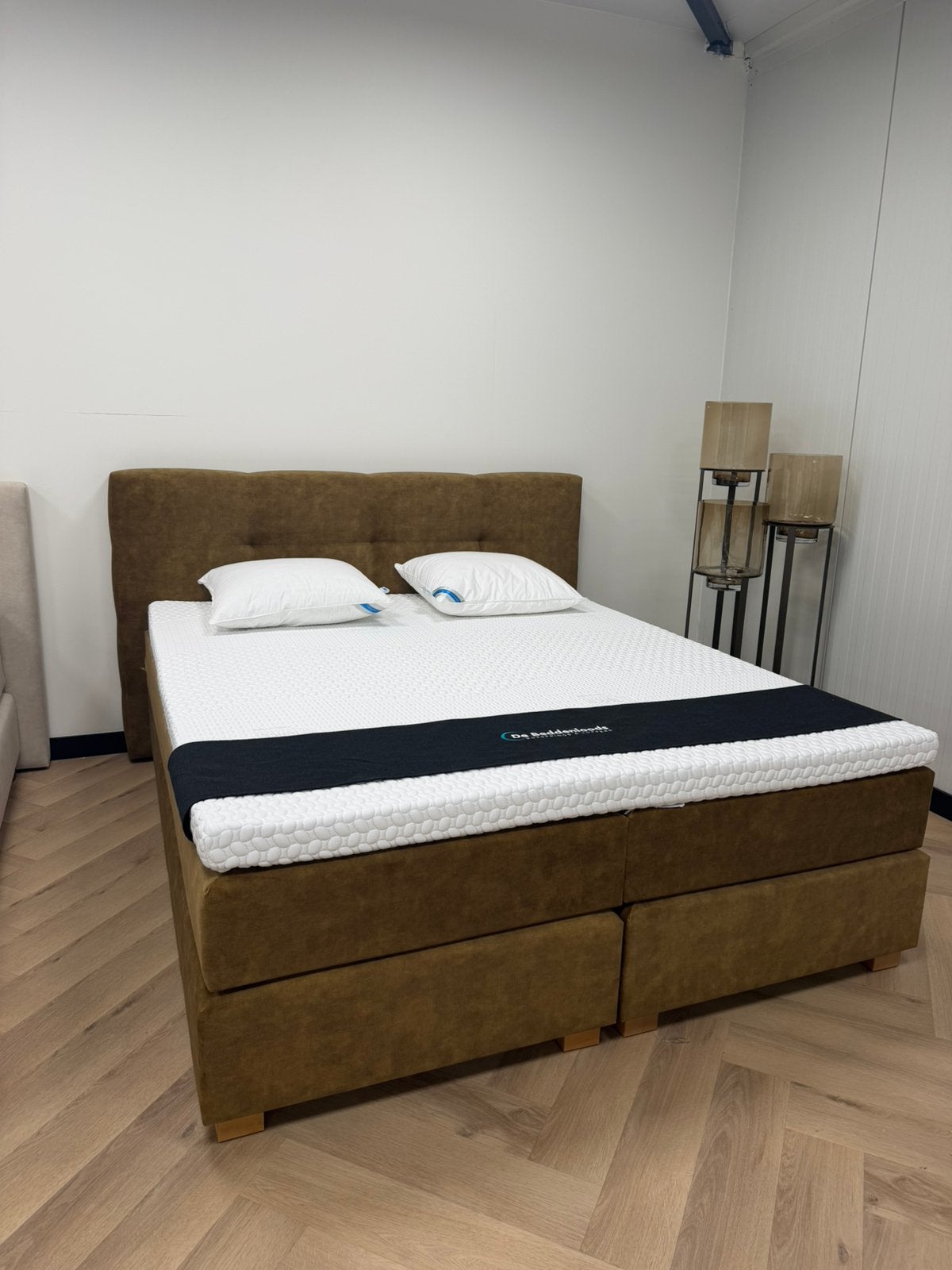 Showroommodel luxe boxspring 180x200 olijfgroen, Tweepersoons, Ophalen of Verzenden, Zo goed als nieuw, 180 cm