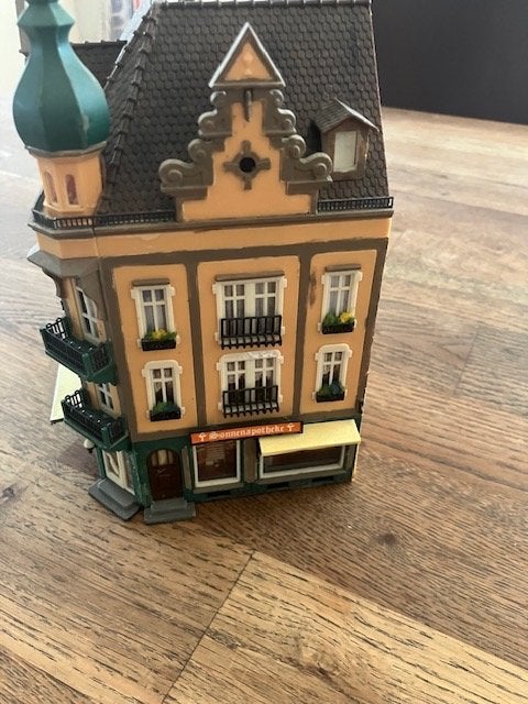 Faller Hoekpand met Winkel - Modelbouw Huisje, Ophalen of Verzenden, Gebruikt, 1:144 of kleiner