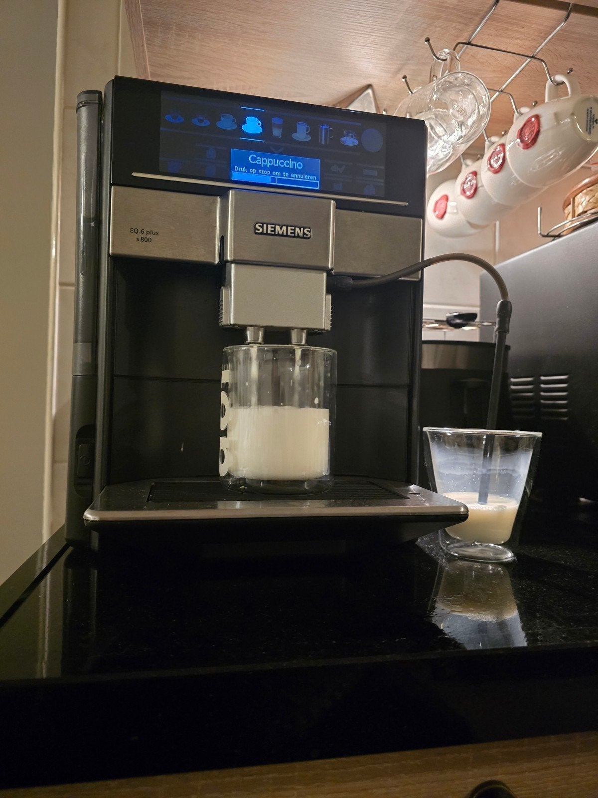Siemens EQ.6 plus s800 volautomatische espressomachine, Witgoed en Apparatuur, Gebruikt, Espresso apparaat, 2 tot 4 kopjes, Afneembaar waterreservoir