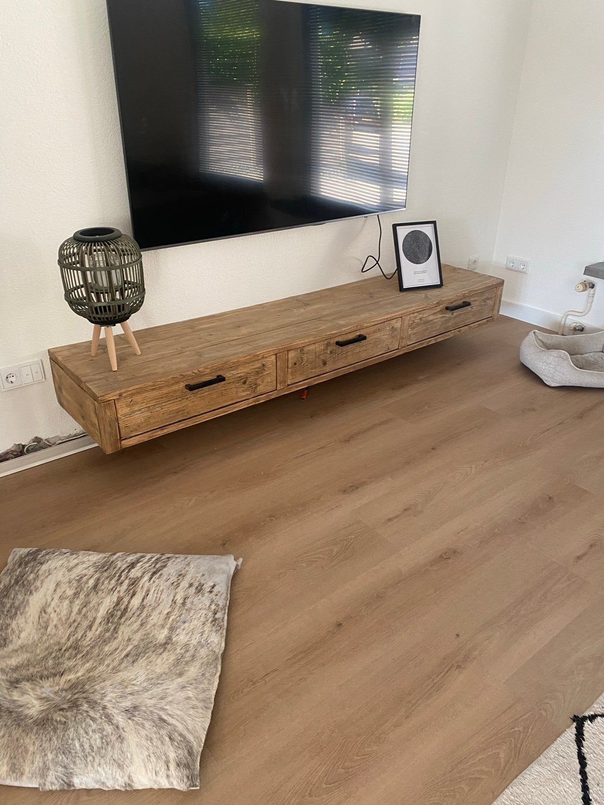 Zwevend TV-meubel van massief hout met 3 lades, Gebruikt, 150 tot 200 cm, Ophalen of Verzenden, Minder dan 100 cm