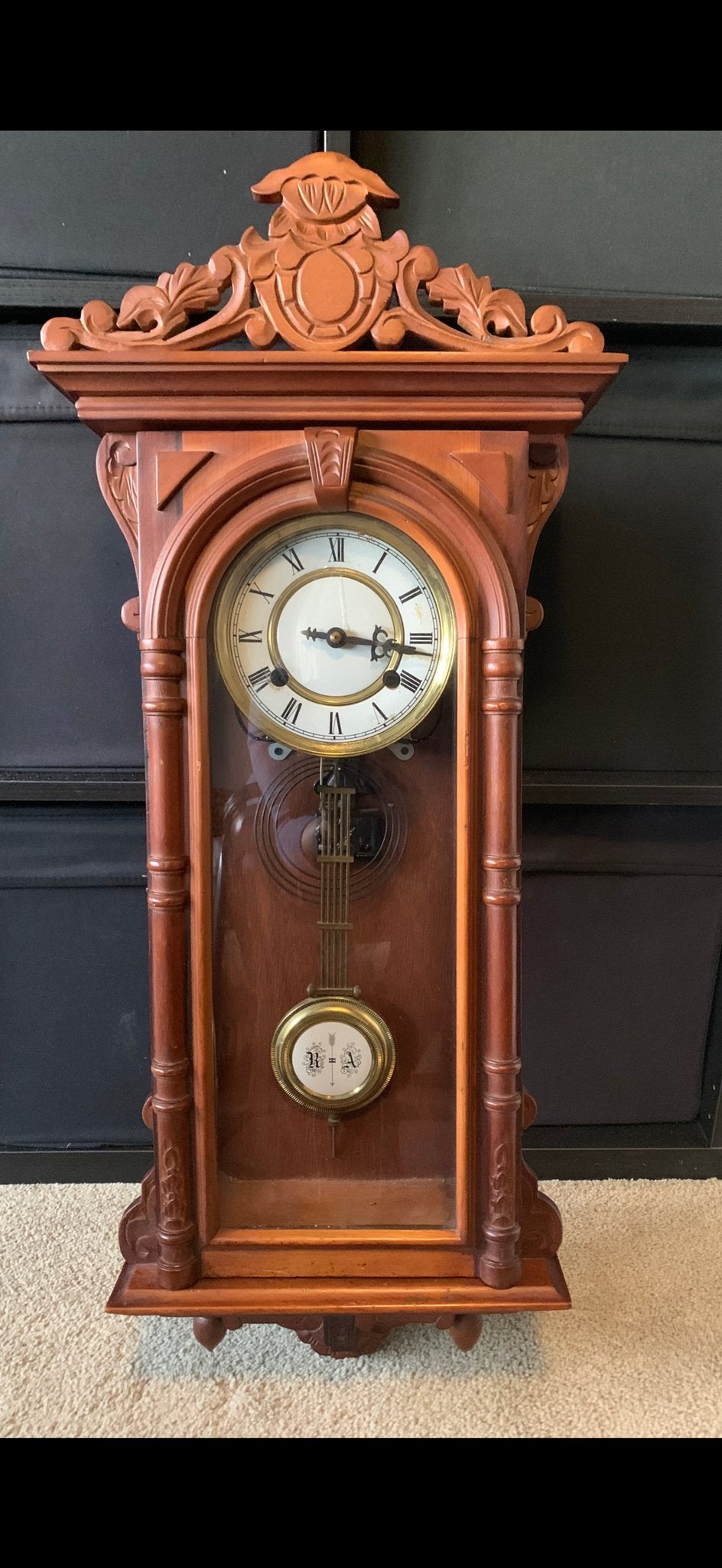 Antieke Houten Wandklok met Gedetailleerd Houtsnijwerk, Ophalen
