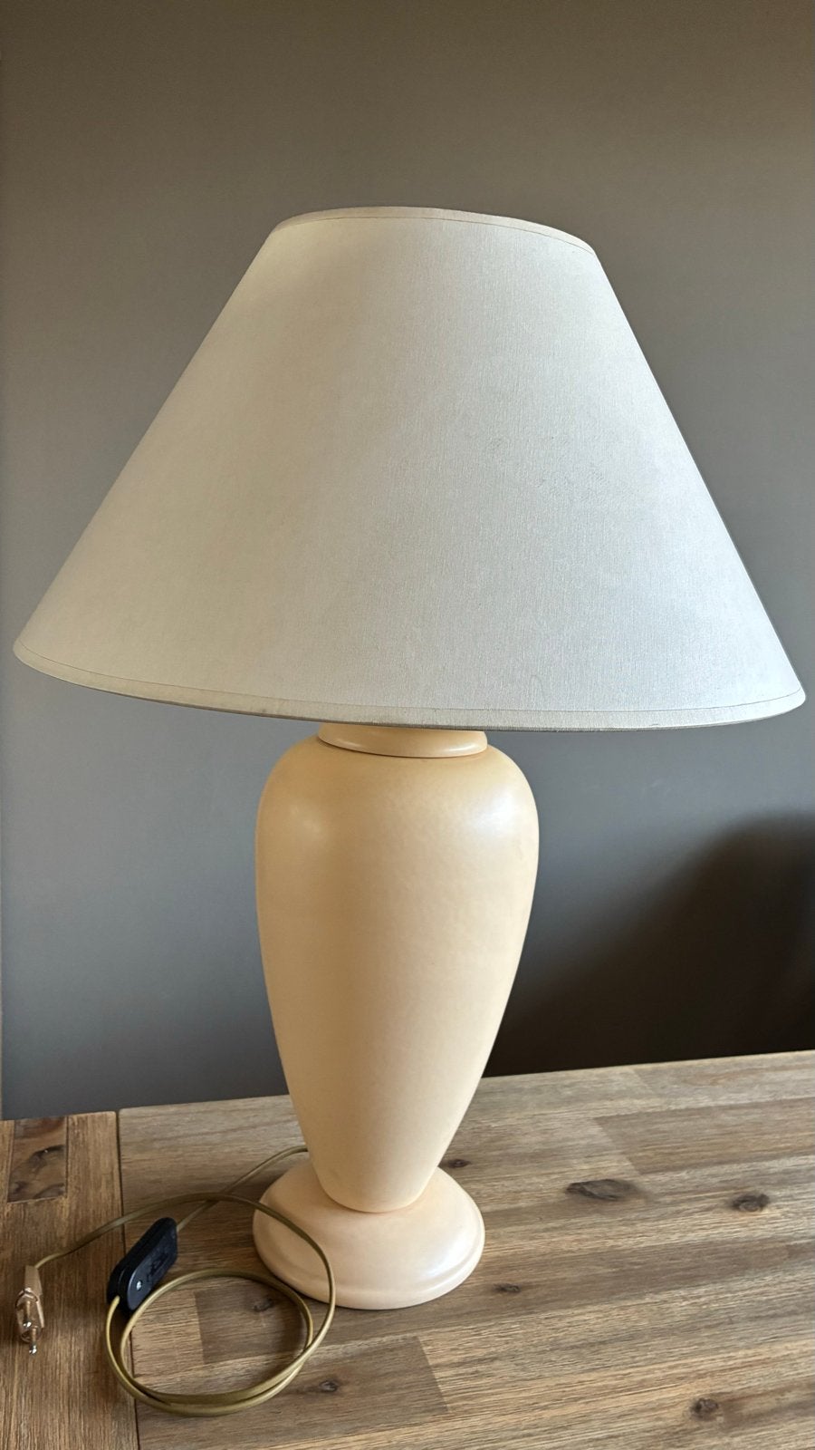 Vaaslamp met ecru stoffen kap - 67cm hoog, 51cm doorsnee, Huis en Inrichting, E27 (groot), Zo goed als nieuw, 67 cm, Met kap