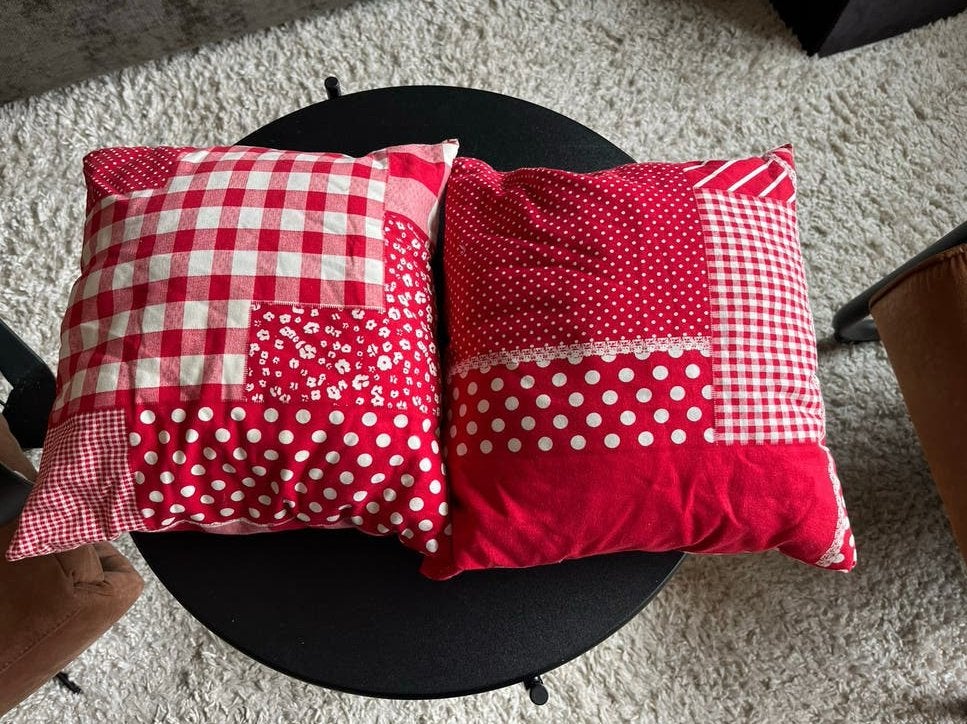 2 Rode Sierkussens 35x35 cm - Patchwork Design, Gebruikt, Met print, Vierkant, Ophalen of Verzenden