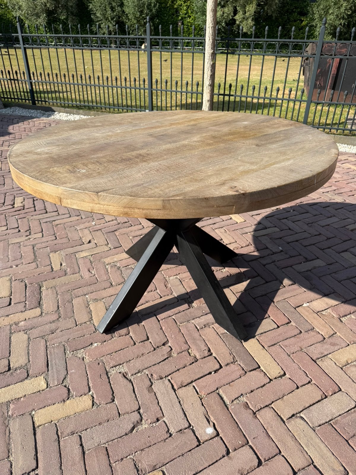 Ronde houten eettafel met stalenpoot, Huis en Inrichting, Tafels | Eettafels, Ophalen, 100 tot 150 cm, Rond, Zo goed als nieuw