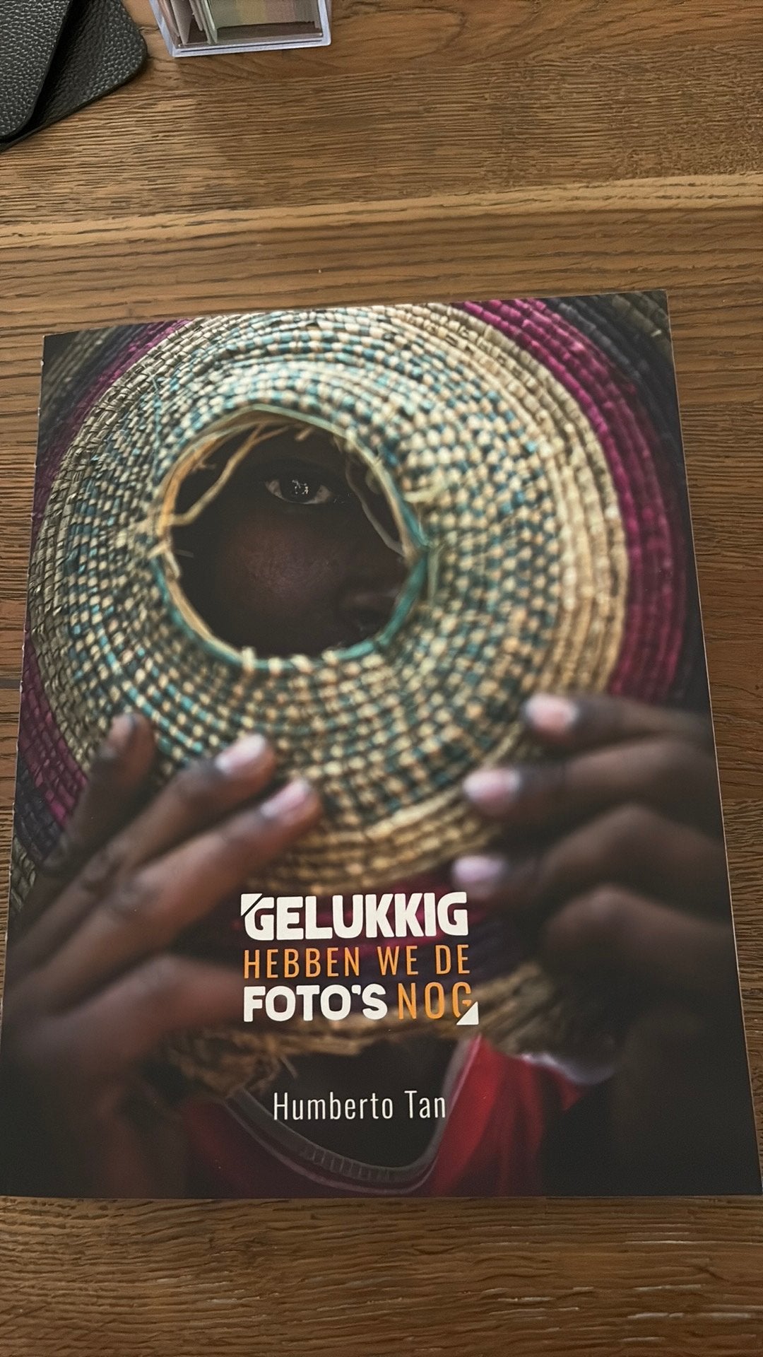 Gelukkig hebben we de foto’s nog Humberto Tan Nieuw, Ophalen of Verzenden, Nieuw, Overige onderwerpen