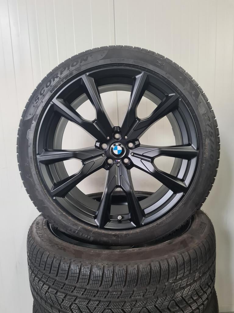 22' BMW X7 G07 Styling 755M Matzwart met winterbanden 8mm