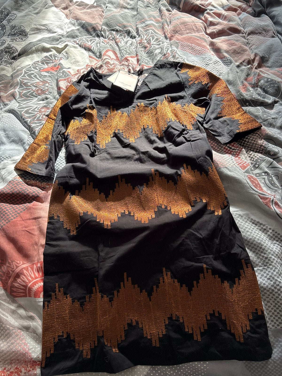 Almatrichi jurk zwart met goud, maat 42, Kleding | Dames, Jurken, Zwart, Maat 42/44 (L), Nieuw, Ophalen of Verzenden